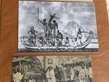 plusieurs vieilles photos représentant des personnes à bord d'un bateau, exposées dans un musée