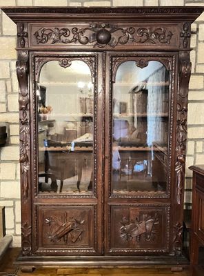 une grande armoire en bois surmontée d'un miroir