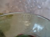 un bol en verre contenant une substance verte
