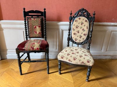 paire de chaises anciennes avec coussins rembourrés