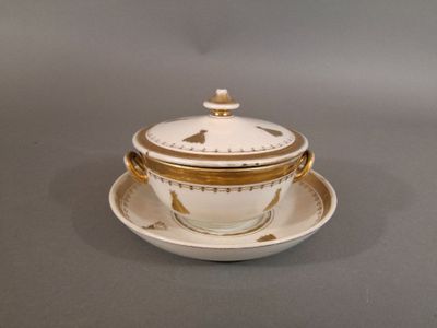 une tasse et une soucoupe sur une soucoupe sur une table