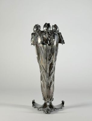 une image représentant un vase en argent posé sur une table