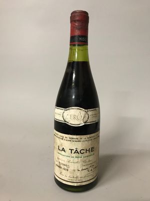 une bouteille de vin La Tâche sur fond blanc