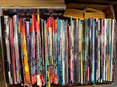 une boîte pleine de livres posée sur une table