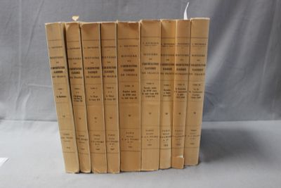plusieurs livres sont empilés sur une table