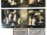 Quatre œuvres d'art asiatiques sont exposées sur un mur