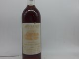 l'image d'une bouteille de vin posée sur une table