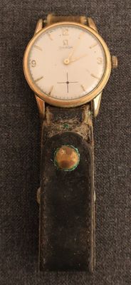 une montre posée sur une table
