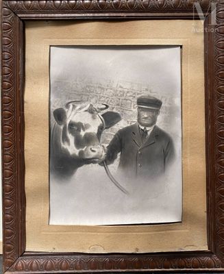 photo encadrée d'un homme debout à côté d'une vache, coiffé d'un chapeau