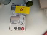 une boîte de télécommandes Nintendo Wii posée sur une table