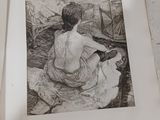 un dessin en noir et blanc représentant une femme assise sur un lit