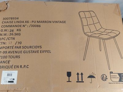 une boîte en carton sur laquelle est dessiné une chaise posée sur une table