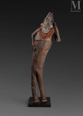 une statue d'un homme avec un chapeau sur la tête