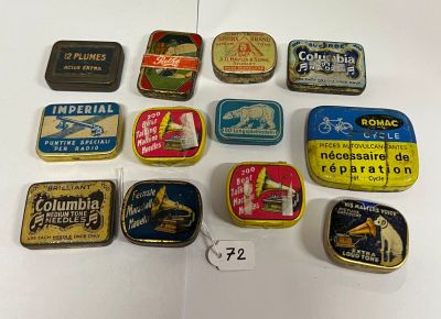 de nombreuses boîtes de conserve contenant différents types d'aliments posées sur une table