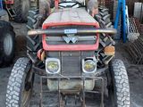 un tracteur garé dans un garage