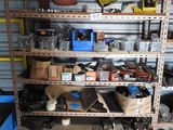 une étagère sur laquelle sont posés de nombreux objets, dans un garage