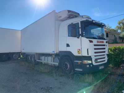 un camion garé sur un parking