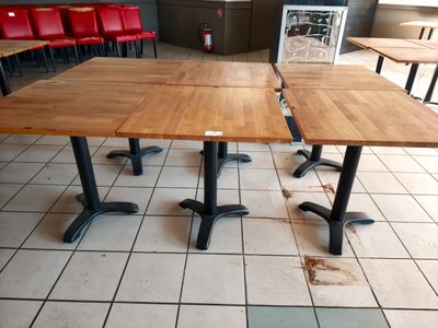 deux tables placées au milieu d'une pièce