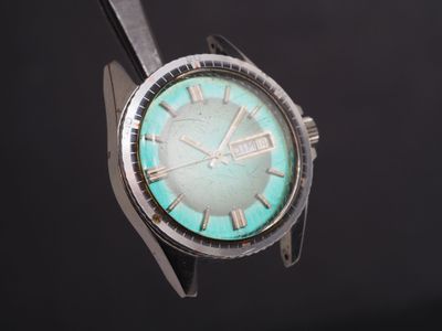 un gros plan d'une montre-bracelet au cadran vert