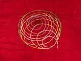 un gros plan sur un tapis rouge orné d'un motif circulaire