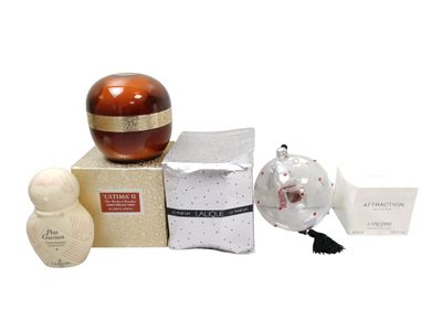 Ensemble comprenant divers objets de parfumerie et de toilet…