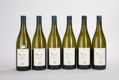 six bouteilles de vin blanc sont alignées