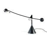 une lampe noire posée sur une table blanche