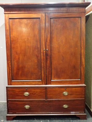 Armoire en cabinet en acajou et placage d'acajou ouvrant en …