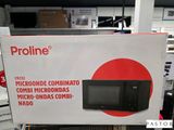 un carton sur lequel est posé un micro-ondes, dans un magasin
