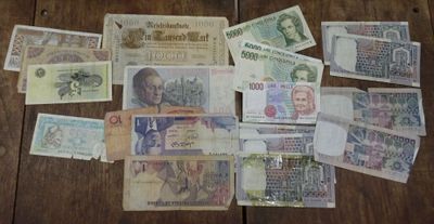 de nombreux types de devises différents sur la table