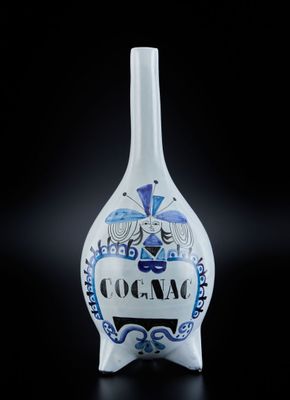 un vase blanc orné d'un motif bleu et blanc