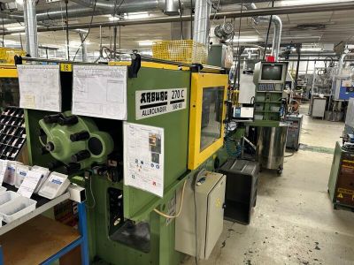 une machine qui se trouve au milieu d'une usine
