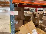 de nombreux cartons posés à même le sol dans l'entrepôt