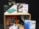 une boîte contenant divers objets, posée sur une surface noire