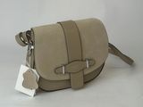 sac à bandoulière en cuir beige, avec des boucles métalliques et une étiquette