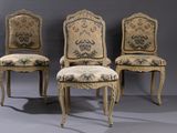 trois chaises dont le dossier est recouvert d'un tissu à motifs floraux et dont le dossier est recouvert d'un tissu à motifs floraux