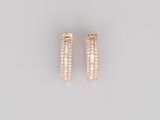 une paire de boucles d'oreilles créoles en or rose serties de diamants