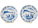 paire d'assiettes bleues et blanches ornées de personnages dans un paysage