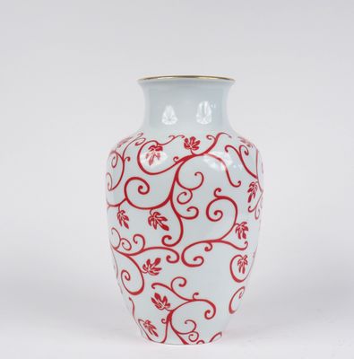 un vase blanc orné d'un motif rouge
