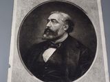 une vieille photo d'un homme barbu portant un nœud papillon