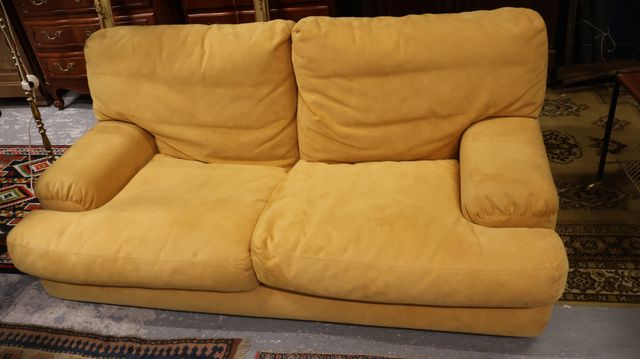 ROCHE BOBOIS : canapé 2 places en suédine jaune