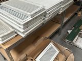 beaucoup de cartons et un ordinateur portable posés sur une table