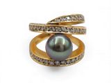 un gros plan d'une bague ornée d'une perle noire et de diamants