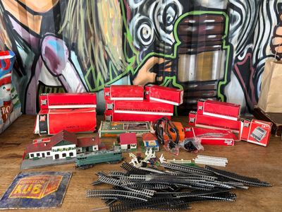 une table sur laquelle sont posés des trains miniatures