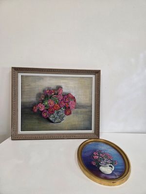 une photo d'un tableau et une photo de fleurs posées sur une table