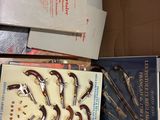 plein d'outils dans une boîte posée par terre