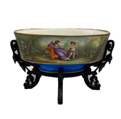 Jardinière en porcelaine à décor de scène de jeune femme ala…