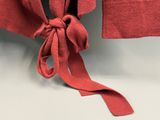 une photo d'un pull rouge orné d'une cravate