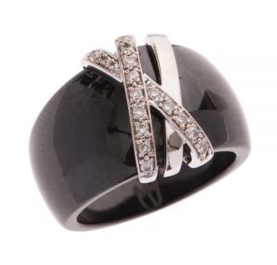 une image représentant une bague en diamant en noir et blanc sur fond blanc