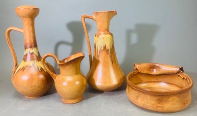 trois vases et un bol posés sur une table